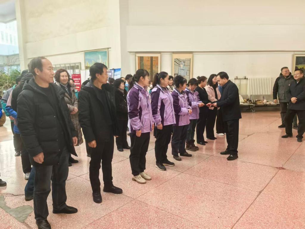 校党委副书记、校长陈冲一行春节前夕慰问公司服务保障人员